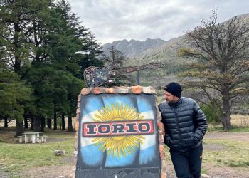 Ruta 76: El emotivo homenaje de un docente de rock a Ricardo Iorio en la Comarca Serrana