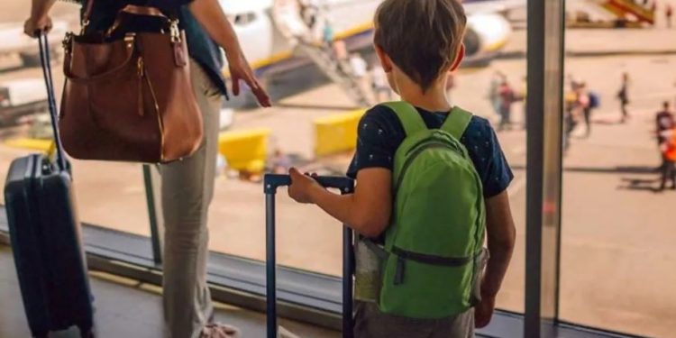 La autorización parental, un requisito indispensable para viajar al exterior con menores