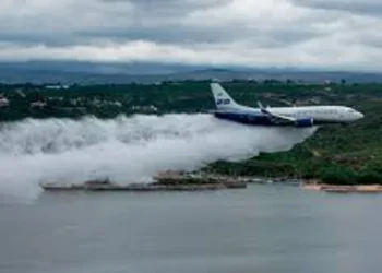 Sorpresa en Córdoba: un Boeing 737 realizó un vuelo rasante sobre el Lago San Roque