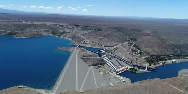 Milei pone en venta cuatro centrales hidroeléctricas y hay alerta por Atucha