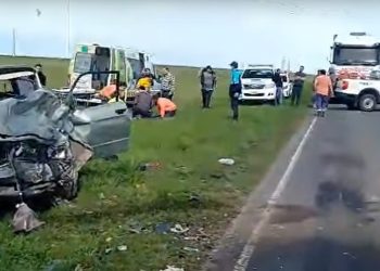 Dos autos chocan de frente en la Ruta 51: tres heridos graves.