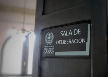 Juzgan a un hombre acusado de abusar de su hija de 3 años