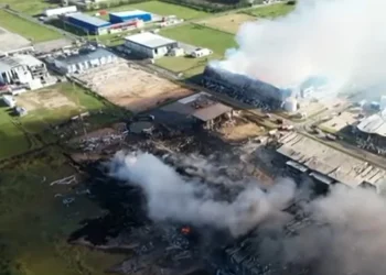 Diez industrias afectadas por el incendio en Ezeiza: “No hay heridos internados y el fuego está controlado”