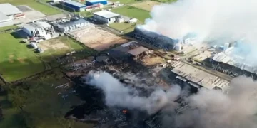 Diez industrias afectadas por el incendio en Ezeiza: “No hay heridos internados y el fuego está controlado”