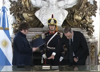 Milei le tomó juramento a Adorni como jefe de Gabinete