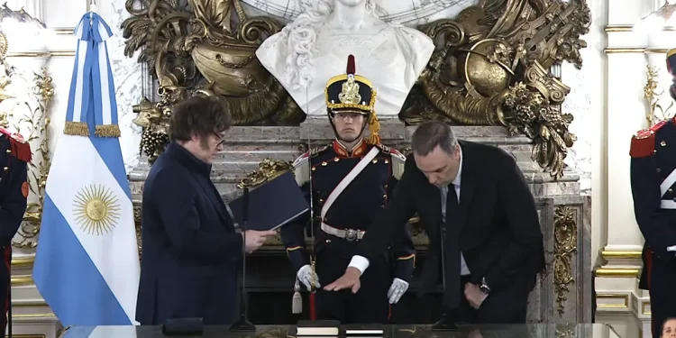 Milei le tomó juramento a Adorni como jefe de Gabinete