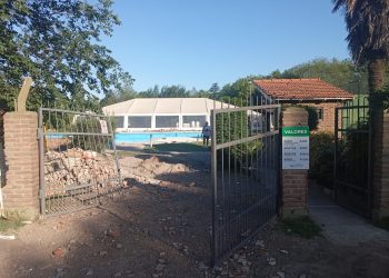 Sierra de la Ventana: Joven con vehículo causa destrozos en las instalaciones de las Piletas Municipales