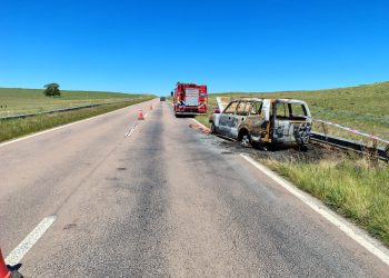 Peligro neutralizado: Bomberos de Saldungaray removieron el automóvil calcinado de la Ruta 72