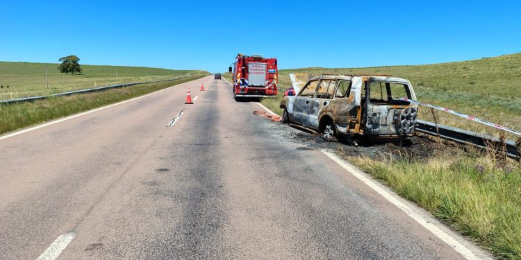 Peligro neutralizado: Bomberos de Saldungaray removieron el automóvil calcinado de la Ruta 72