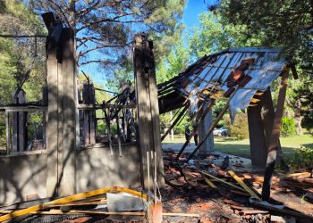 Giro en la Tragedia de Pehuen Co: Allanaron una casa y un menor es el principal sospechoso del incendio y las pintadas satánicas