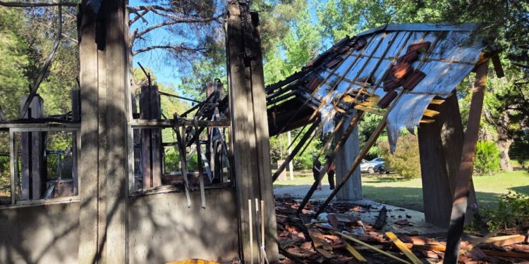 Giro en la Tragedia de Pehuen Co: Allanaron una casa y un menor es el principal sospechoso del incendio y las pintadas satánicas