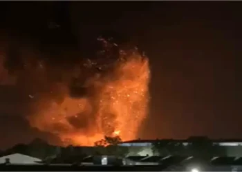 Explosión y voraz incendio en el parque industrial de Ezeiza