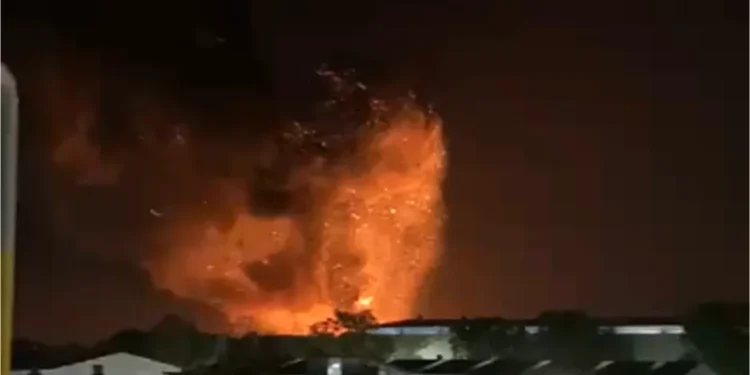 Explosión y voraz incendio en el parque industrial de Ezeiza