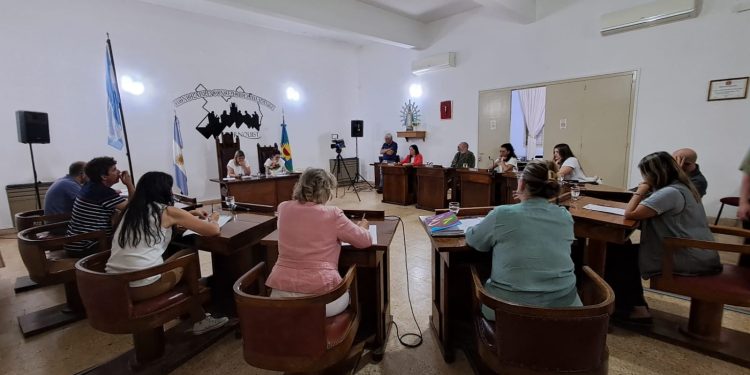 Sesión Ordinaria del Concejo Deliberante de Tornquist: Aprobaciones Clave y Debate Tributario