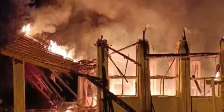 Tragedia en Pehuen Co: Incendio devoró la capilla Sagrada Familia, registrando pérdidas totales 