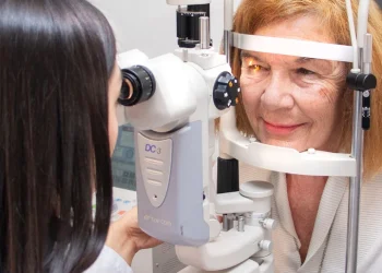 Grave denuncia de oftalmólogos por bloquear atención de adultos mayores