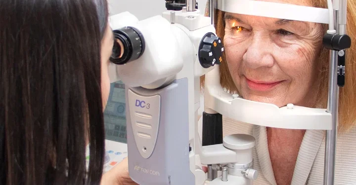 Grave denuncia de oftalmólogos por bloquear atención de adultos mayores