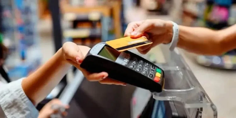 Crece el endeudamiento cotidiano y hasta el 40% del sueldo se destina a pagar la tarjeta