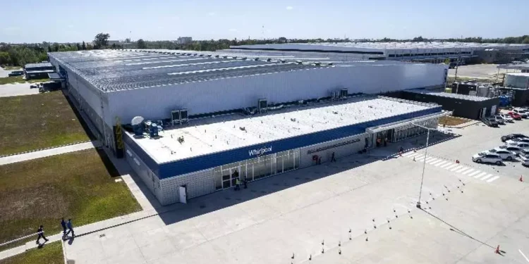 Whirlpool Argentina anunció el cierre de su planta de Pilar y despidió a sus 220 trabajadores