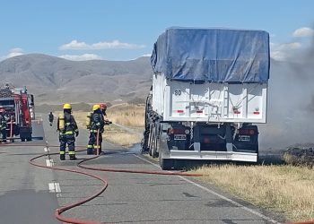 Siniestro vial en la Ruta 76: se incendió un camión y las llamas afectaron la banquina