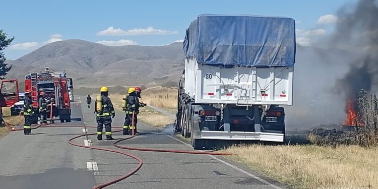 Siniestro vial en la Ruta 76: se incendió un camión y las llamas afectaron la banquina