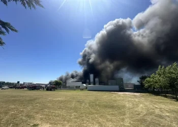 Desastre en Salliqueló: Un voraz incendio destruyó las instalaciones de la láctea «La Familia»
