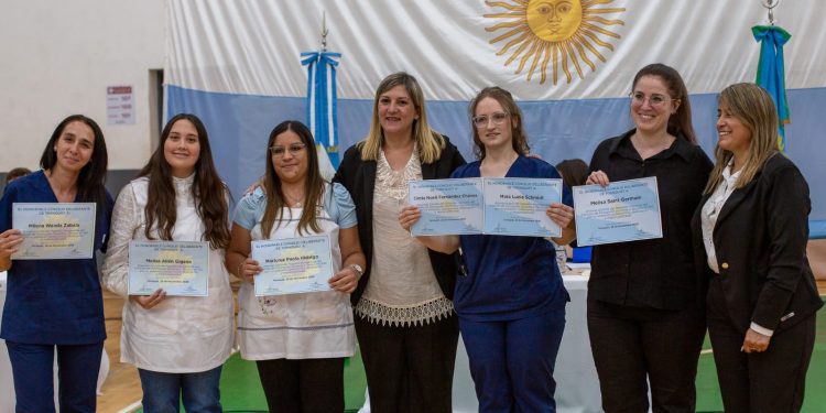 Informe de Sesión Extraordinaria de entrega de Diplomas a Abanderados y Escoltas de las Escuelas del Distrito de Tornquist