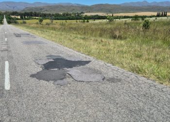 Colaboración interinstitucional: Tornquist Municipio y Vialidad Provincial trabajan juntos en el bacheo de la Ruta 76