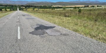 Colaboración interinstitucional: Tornquist Municipio y Vialidad Provincial trabajan juntos en el bacheo de la Ruta 76