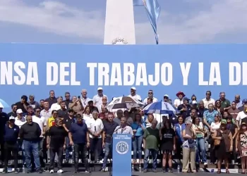 La CGT movilizó a la Plaza de Mayo contra la reforma laboral: “Vamos a terminar en un paro nacional”