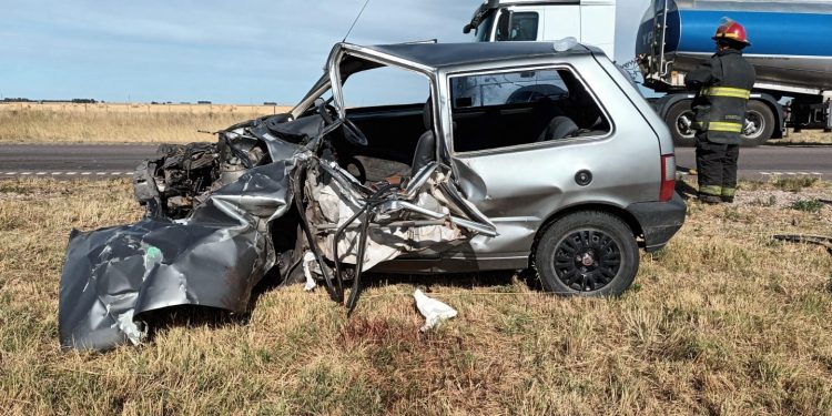 Un auto y un camión protagonizaron accidente en la ruta 33