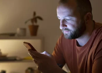 ¿Pasás mucho tiempo frente a la pantalla? Así puede afectar a tu estado de ánimo y productividad