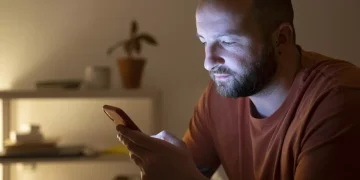 ¿Pasás mucho tiempo frente a la pantalla? Así puede afectar a tu estado de ánimo y productividad