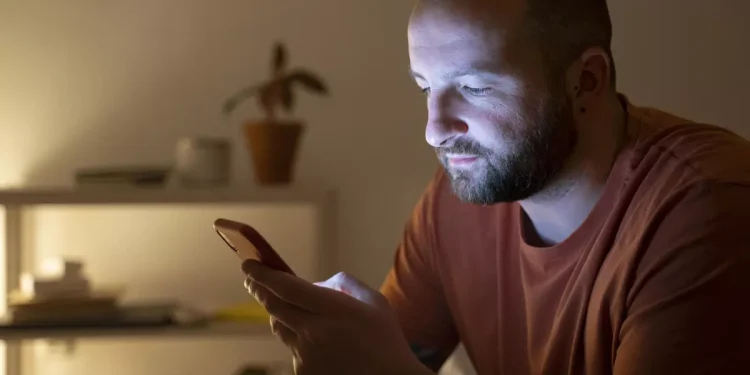 ¿Pasás mucho tiempo frente a la pantalla? Así puede afectar a tu estado de ánimo y productividad