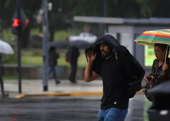 Autos flotando en Panamericana, zonas anegadas y usuarios sin luz: el saldo que dejó el temporal en la Ciudad de Buenos Aires y el Conurbano