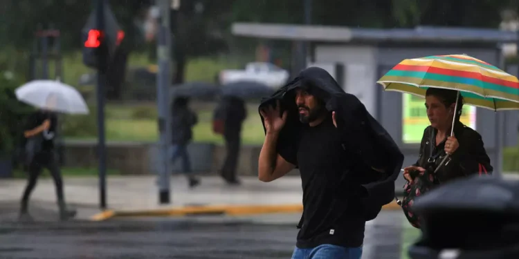 Autos flotando en Panamericana, zonas anegadas y usuarios sin luz: el saldo que dejó el temporal en la Ciudad de Buenos Aires y el Conurbano