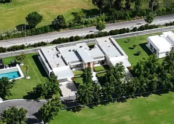 La Justicia allana una mansión que vinculan a “Chiqui” Tapia en la causa que investiga presunto lavado de activos: hallan 45 autos de lujo