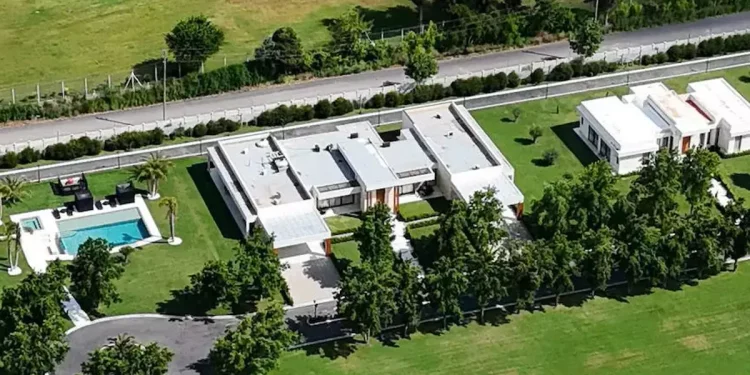 La Justicia allana una mansión que vinculan a “Chiqui” Tapia en la causa que investiga presunto lavado de activos: hallan 45 autos de lujo