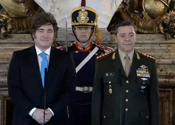 Con el uniforme del Ejército, Presti juró ante Milei como ministro de Defensa