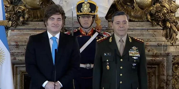 Con el uniforme del Ejército, Presti juró ante Milei como ministro de Defensa