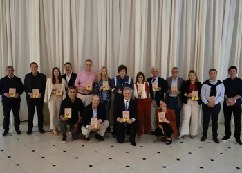 El gobierno aumentará los salarios de los ministros y funcionarios