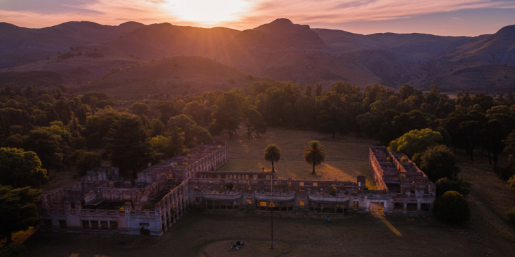 Misterio en las ruinas: Excursiones Del Belisario rompe el silencio y lanza un circuito nocturno de actividad paranormal en el ex Club Hotel