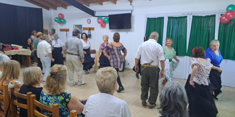 Centro de Jubilados «Eterna Primavera» cierra un ciclo de talleres enriquecedor con muestra y agasajo comunitario
