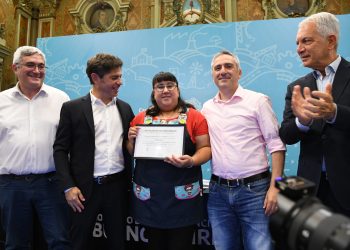 Axel Kicillof y Javier Rodríguez entregaron el certificado Nº 20.000 de manipulación de alimentos para el Servicio Alimentario Escolar.