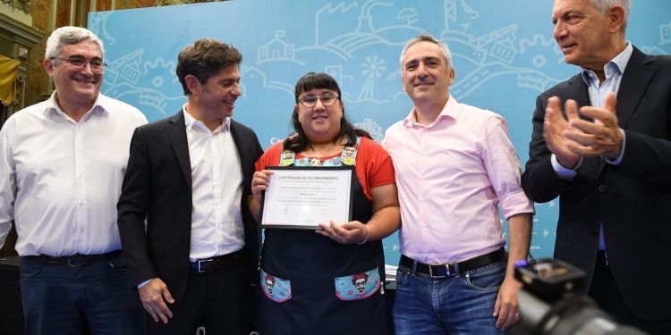 Axel Kicillof y Javier Rodríguez entregaron el certificado Nº 20.000 de manipulación de alimentos para el Servicio Alimentario Escolar.