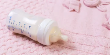 Alerta de la ANMAT: retiran del mercado lotes de leche para bebés por posible contaminación