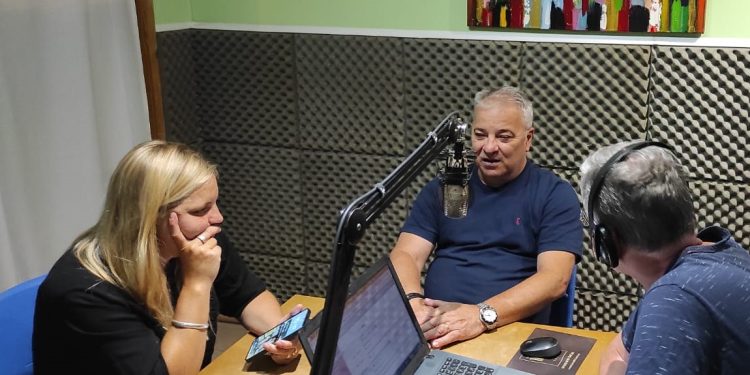 «Creo en la política que transforma»: Estefanía Bordoni analizó la coyuntura y los proyectos para la Comarca junto a su padre.