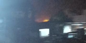 Voraz incendio en el barrio San Bernardo: pérdidas totales en una vivienda y un vehículo