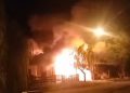 Voraz incendio en el barrio San Bernardo: pérdidas totales en una vivienda y un vehículo