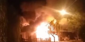Voraz incendio en el barrio San Bernardo: pérdidas totales en una vivienda y un vehículo